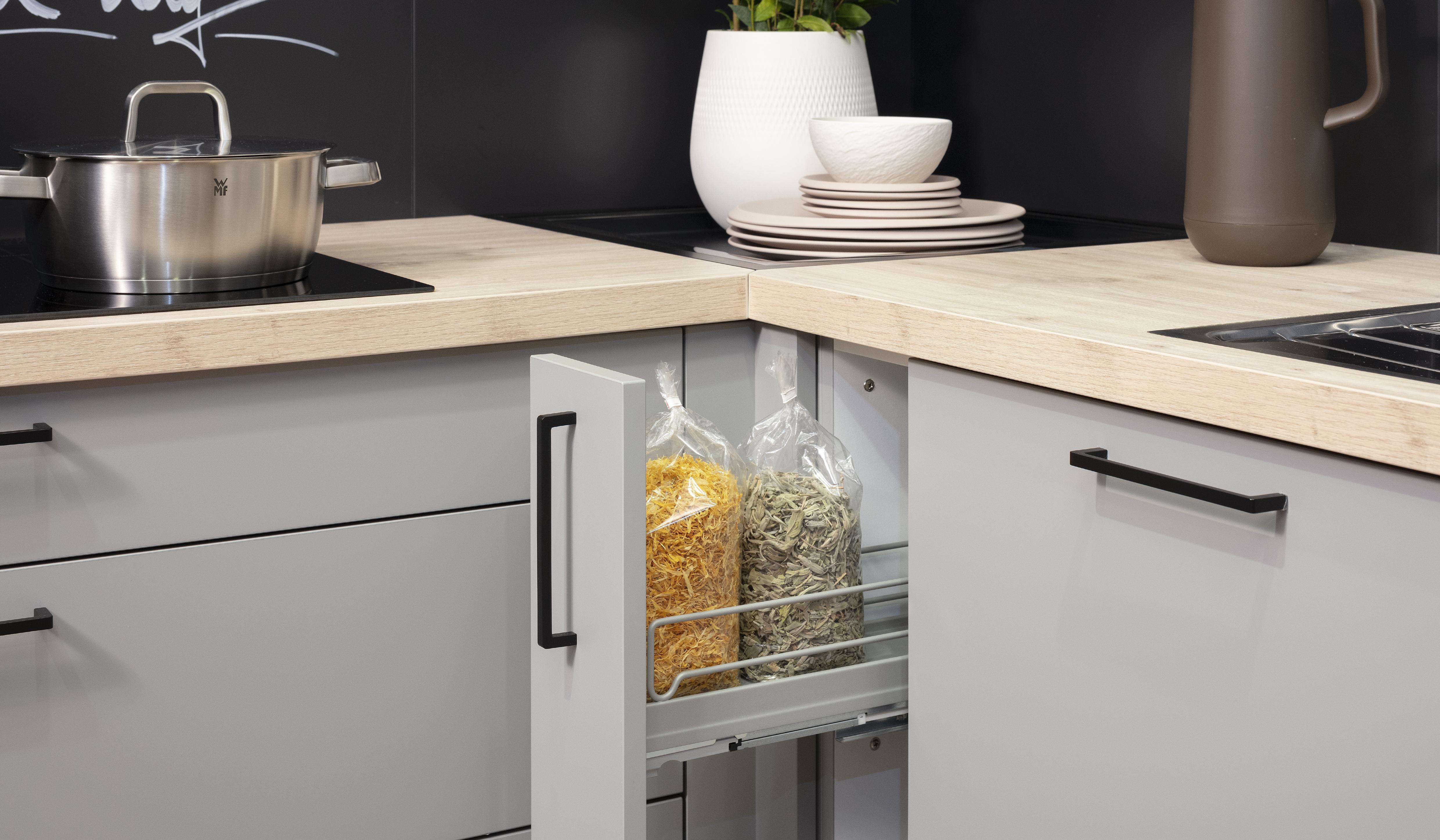 Häcker-Küche in Perlgrau Lacklaminat mit Arbeitsplatte in Sommereiche-Dekor und Apothekerauszug. 