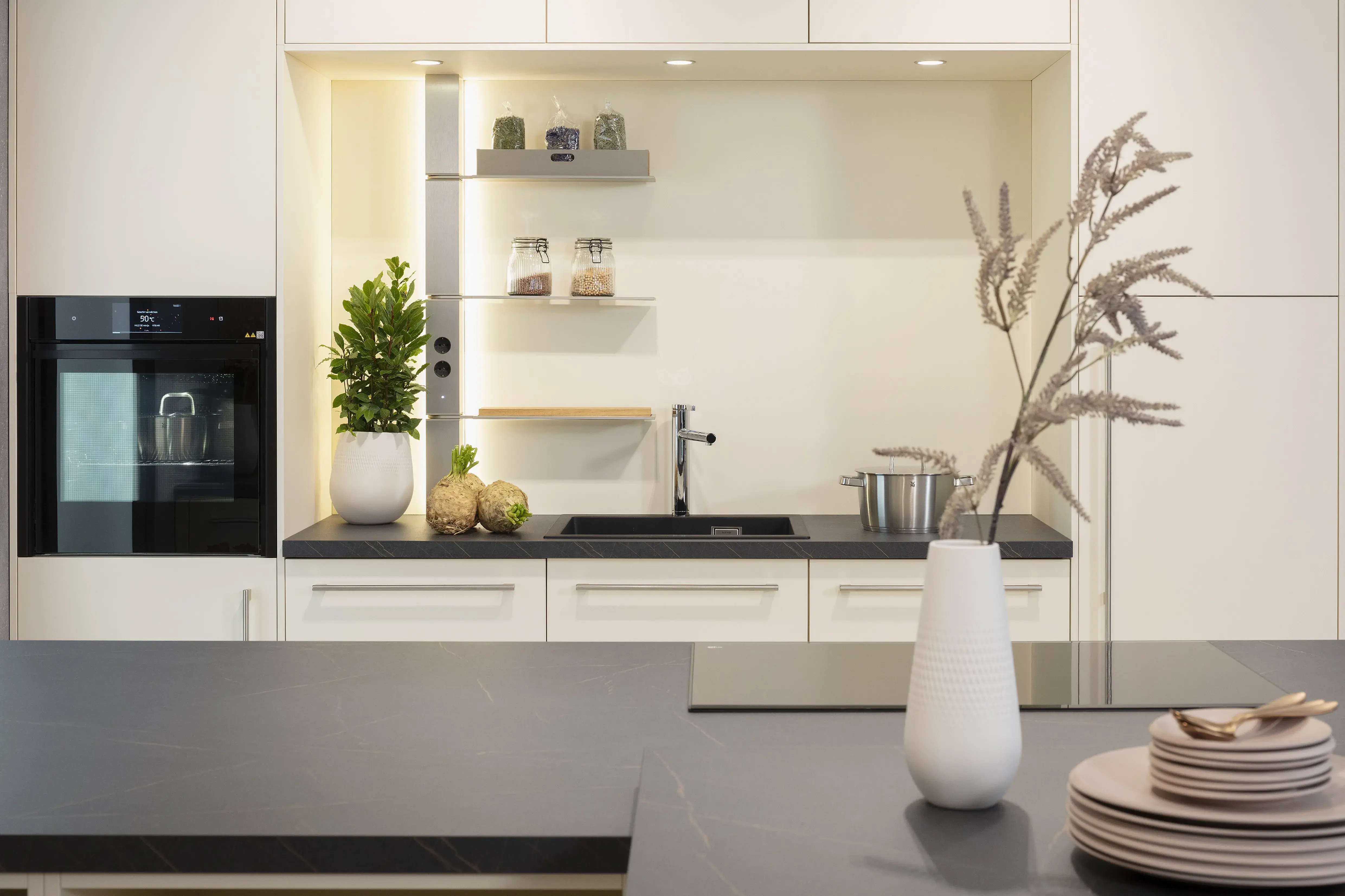 Front: PUR Macaron DirektLack matt Front2: TALEA Gavi Eiche Furnier APL: Cuproia Marmor NB Geräte: Backofen Neff Kochfeld Bosch Spüle und Armatur: Blanco  Features: Rillenoptik Eiche Furnier, Thekenklappe elektrisch, Glaszarge, Thekenanbau am Kücheninsel, Küchennische in Frontmaterial.