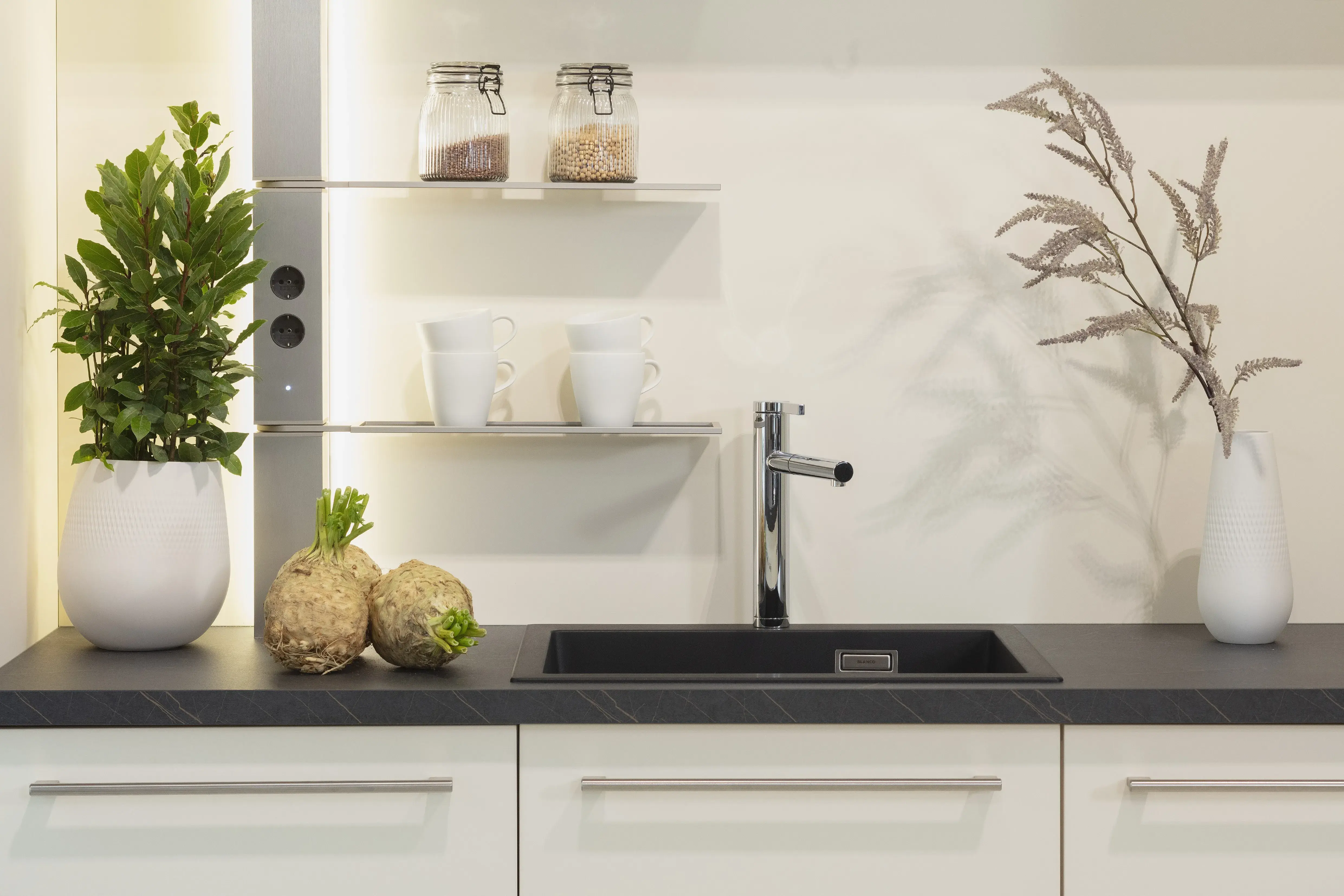 Front: PUR Macaron DirektLack matt Front2: TALEA Gavi Eiche Furnier APL: Cuproia Marmor NB Geräte: Backofen Neff Kochfeld Bosch Spüle und Armatur: Blanco  Features: Rillenoptik Eiche Furnier, Thekenklappe elektrisch, Glaszarge, Thekenanbau am Kücheninsel, Küchennische in Frontmaterial.