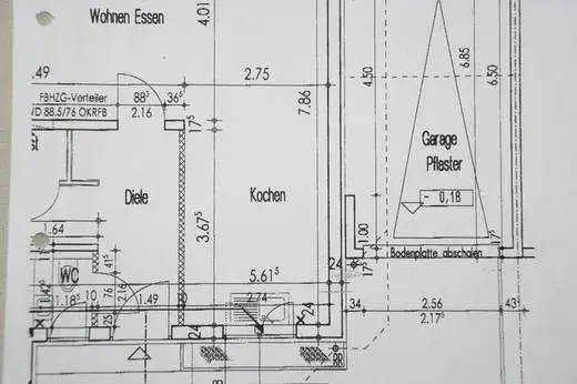 Architektenplan eines Hauses mit Küche, Diele und Garage.